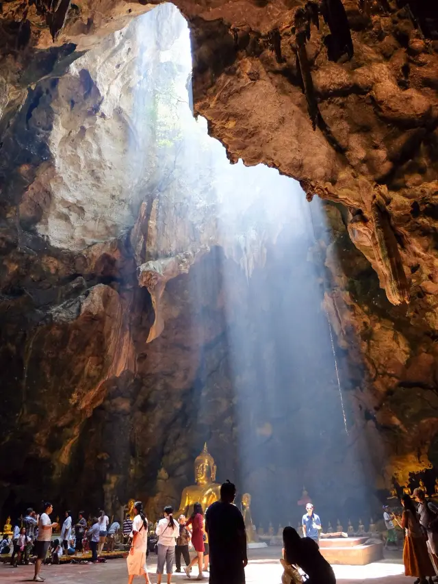 วัดถ้ำเขาหลวง จังหวัดเพชรบุรี