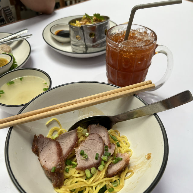 “เกี๊ยวหนองบัว” บะหมี่เกี๊ยวชื่อดังจังหวัดตราด 🥟🍜