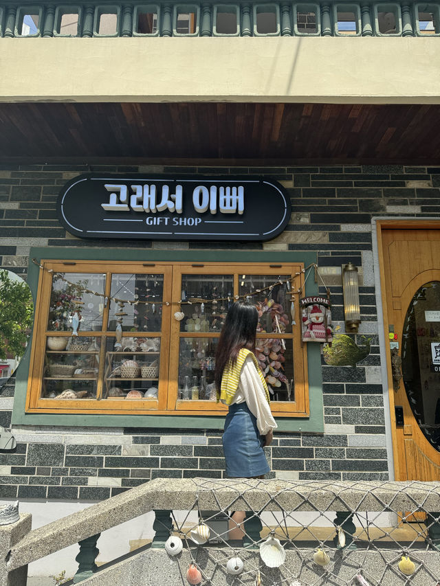 부산의 특색이 느껴지는 인테리어와 소품들이 가득했던 소품샵