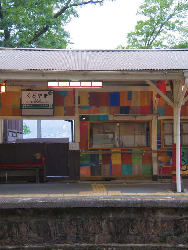 【和歌山】高野山観光の玄関口🚪おむすび屋の装飾が映える駅のホーム✨