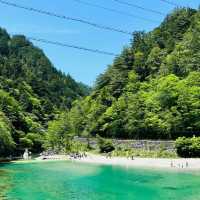 山中溪：清澈溪水與蒼翠山林的夢幻仙境，享受自然恬靜之美
