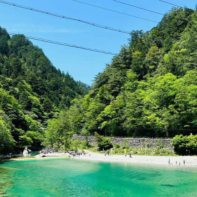 山中溪：清澈溪水與蒼翠山林的夢幻仙境，享受自然恬靜之美