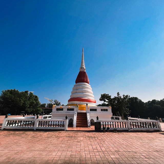 พระเจดีย์กลางน้ำ