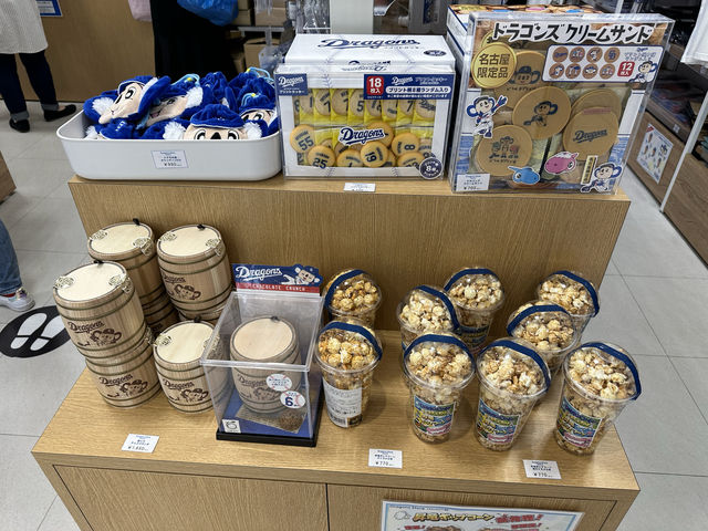 愛知・名古屋。名古屋駅地下エスカの『ドラゴンズストア ナゴヤ』でドアラに出会う