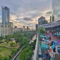 Rooftop Bar ที่มีโชว์ควงกระบองไฟในกทม