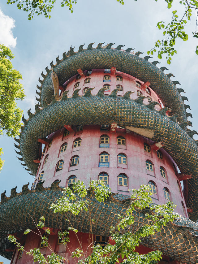 【タイ🇹🇭】インパクトありすぎ！龍が巻き付いている建物！