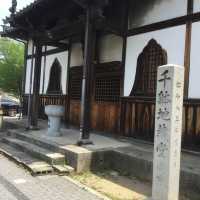 「覺王山日泰寺靜謐之旅：暹羅風格寺廟與心靈的綠意避風港」