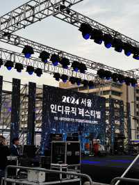 멋진 광화문을 배경으로 야외 독서데이트