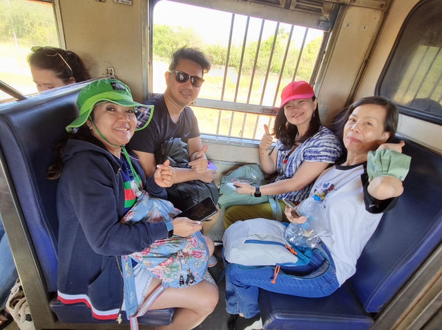 นั่งรถไฟลอยน้ำชมธรรมชาติกันที่บ้านโคกสลุง