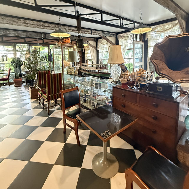 Adamus Cafe by the River ฮาลาล