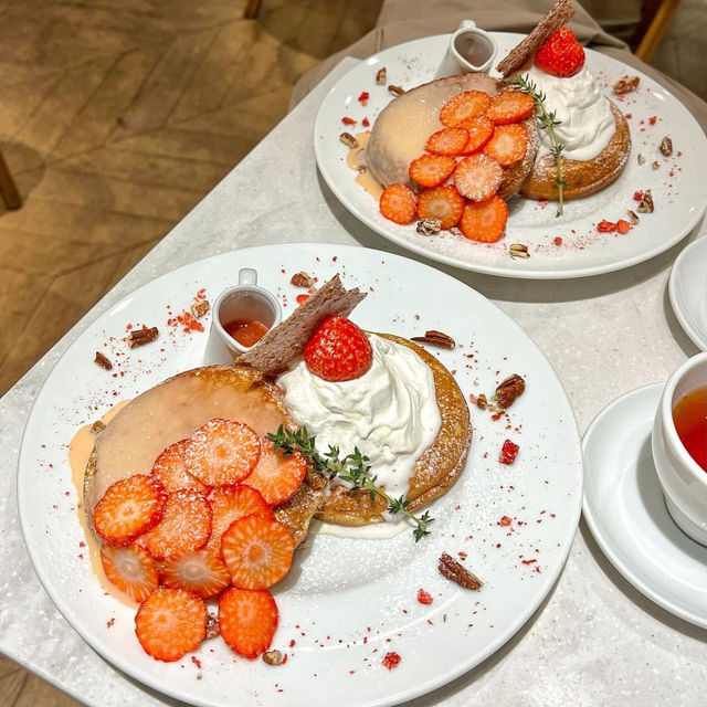 **Perfect Evening Tea Time at Café & Books bibliothèque**