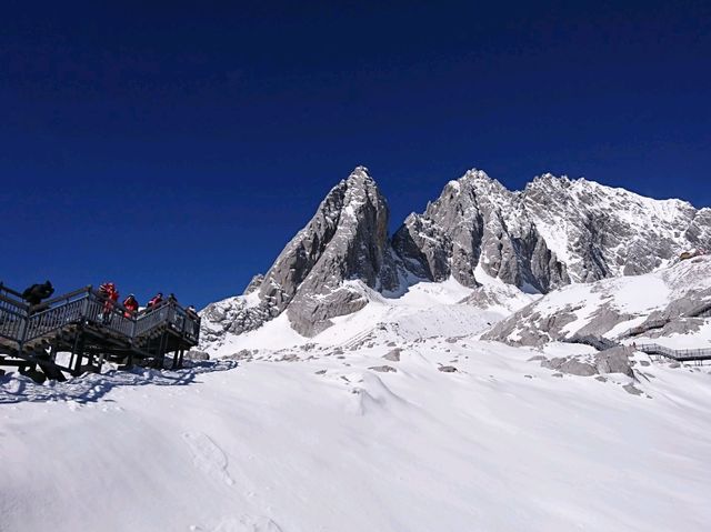 玉龍十三峰，險奇美秀，雲南納西族人的神山