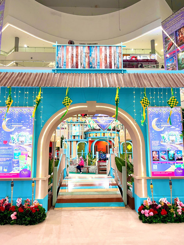 “Quill Mall Glows in Blue: A Radiant Hari Raya Celebration”