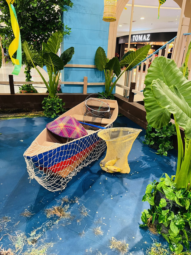 “Quill Mall Glows in Blue: A Radiant Hari Raya Celebration”