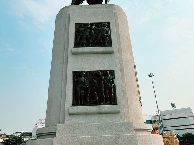 泰國曼谷歷史紀念碑公園推薦：Wongwian Yai วงเวียนใหญ่塔克辛紀念碑公園。適合拍照打卡遊玩、了解歷史