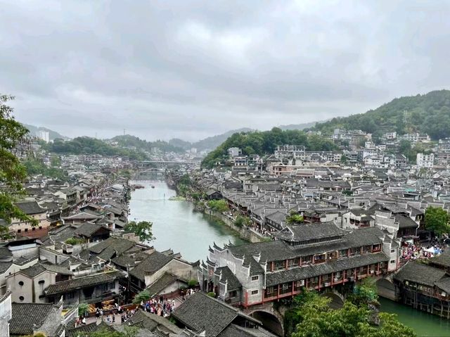 Hong Bridge: A Picturesque Spot for Sightseeing and Shopping