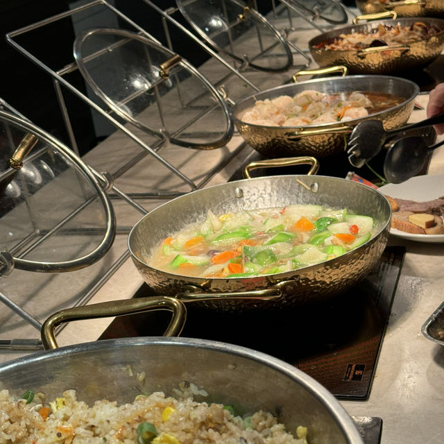 台北凱達大飯店的百宴自助晚餐！滿滿餐點種類，精緻裝潢很有氣氛！