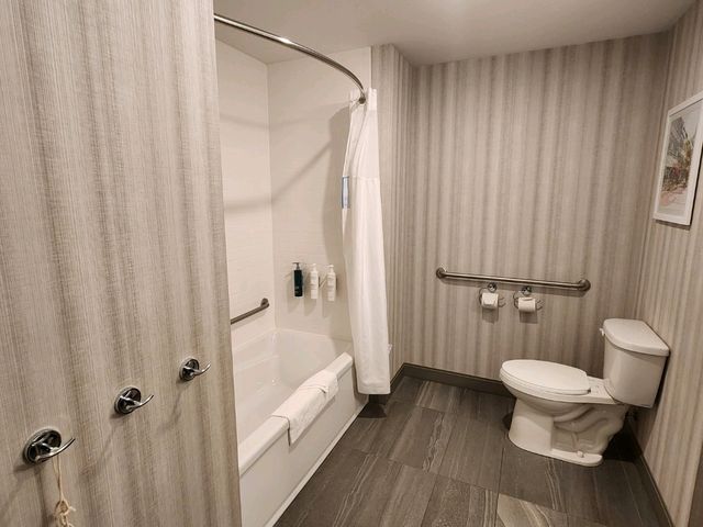 ハンプトンインケベックシティー宿泊記：静かで広々とした部屋が魅力のリーズナブルなホテル