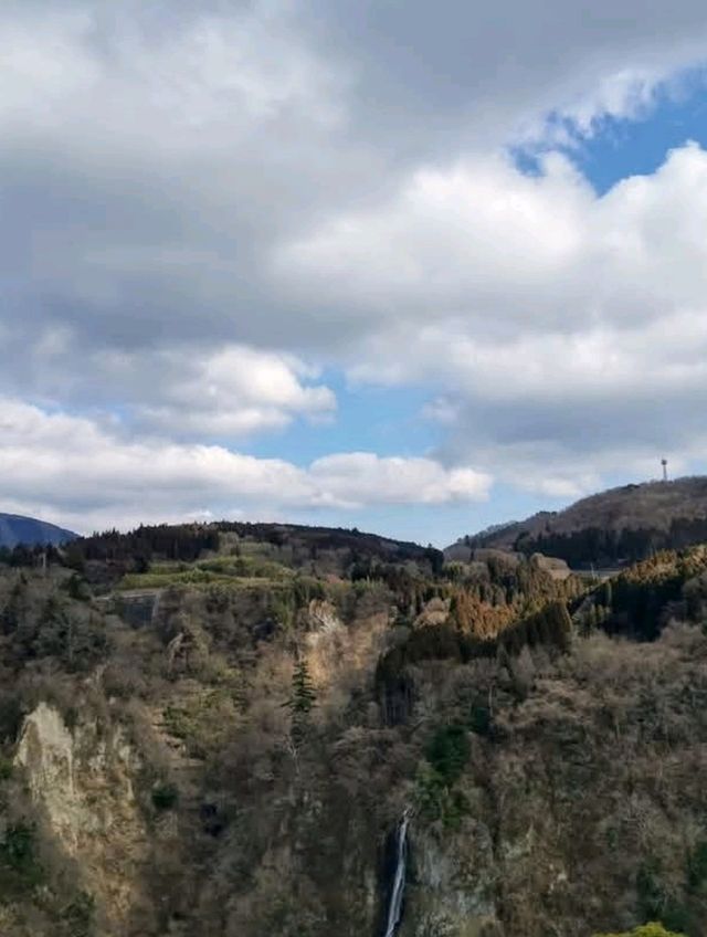 高聳入雲的九重夢大橋，飽覽鳴子川溪谷瀑布