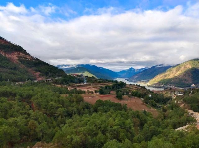 Roar of the Rapids: Exploring the Majestic Tiger Leaping Gorge
