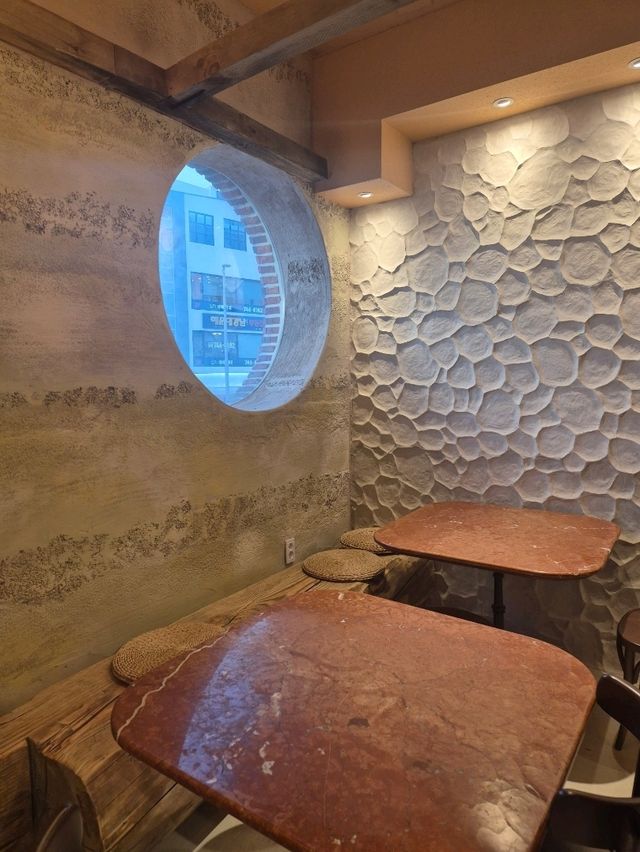 부산 해운대 이색적인 동굴 감성 베이커리 카페 🥖 