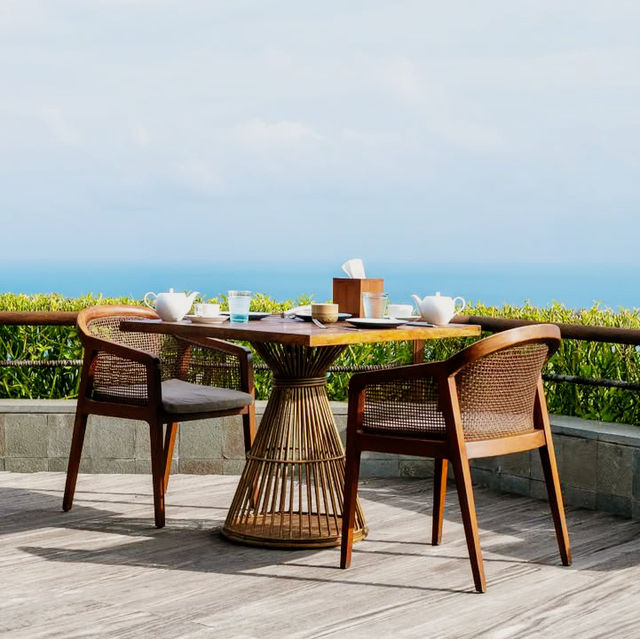 A Cliffside Haven of Unparalleled Luxury