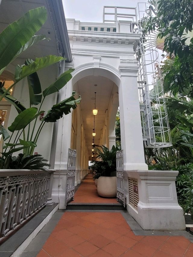 Raffles Hotel's Hidden Garden, Bar and Billiards Room