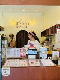 คาเฟ่สไตล์มินิมอล SUNNY RISE UP CAFE