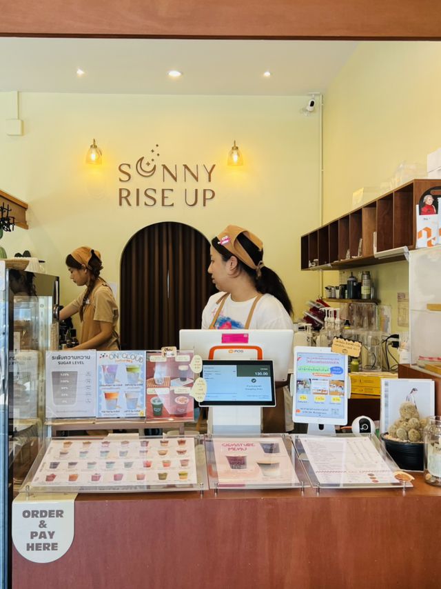 คาเฟ่สไตล์มินิมอล SUNNY RISE UP CAFE