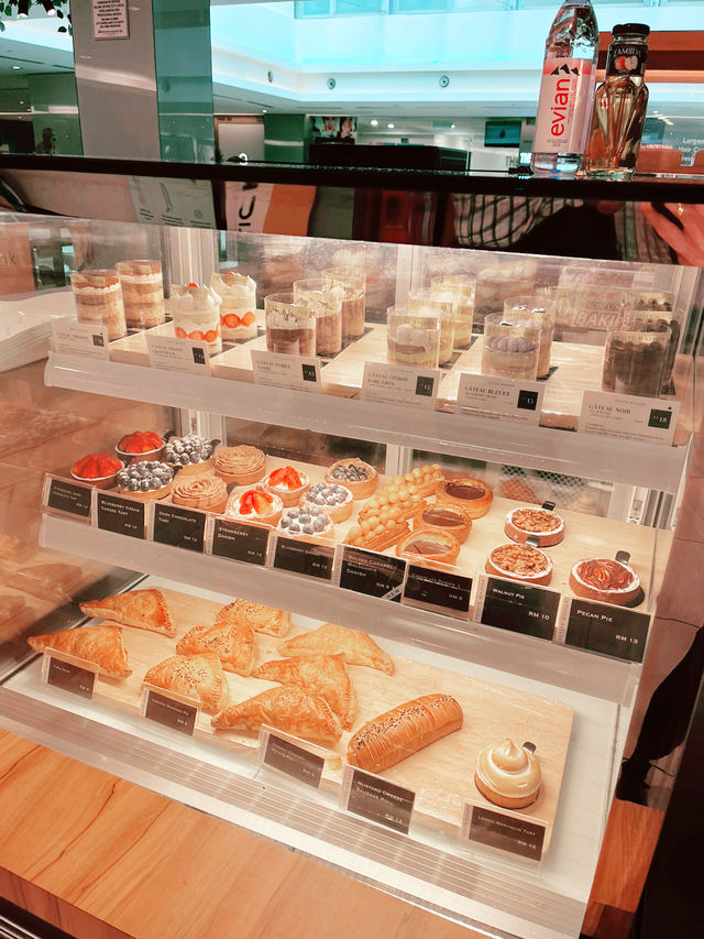 Petite Maison – A Cozy Gem for Coffee, Pastries, and Sweet Treats 