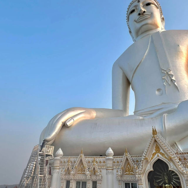 心が洗われる、天空の寺院「ワットプーモノロム」へ。