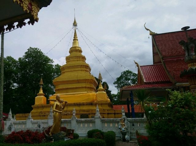 พระธาตุจอมแจ้ง 1 ในพระธาตุ 9 จอม