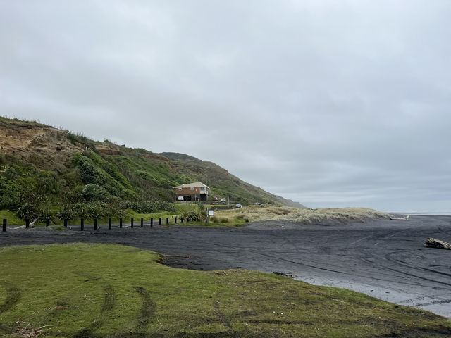 🖤 Karioitahi Beach｜黑沙灘與懸崖風的療癒系海岸 