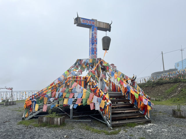  📍 G318 Nima Sacred Mountain Service Area – A Unique Tibetan-style Stop at 4668m
