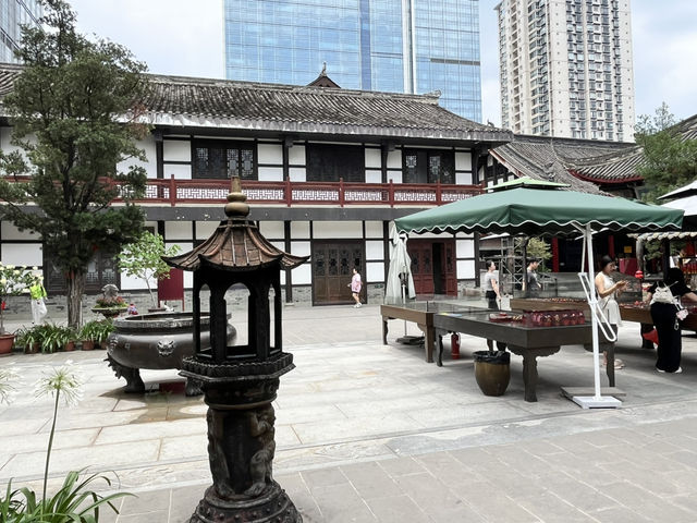 Finding Stillness in the Heart of Chengdu – A Day at Daci Temple