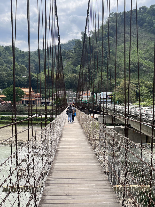 🌲 Alishan Entrance & Hanging Bridge – Gateway to Taiwan’s Forest Wonder