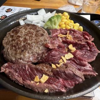 [Osaka, Japan🇯🇵] I'm amazed by the melting gravy! I can't stop eating this hamburger steak and rice combo🍽️