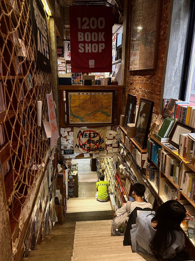 11pm in the city, but bookstore is still open 🫶🏻✨
