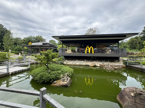 🍔マクドナルド クイーンズウェイ店（リダウト・ティー・ガーデン