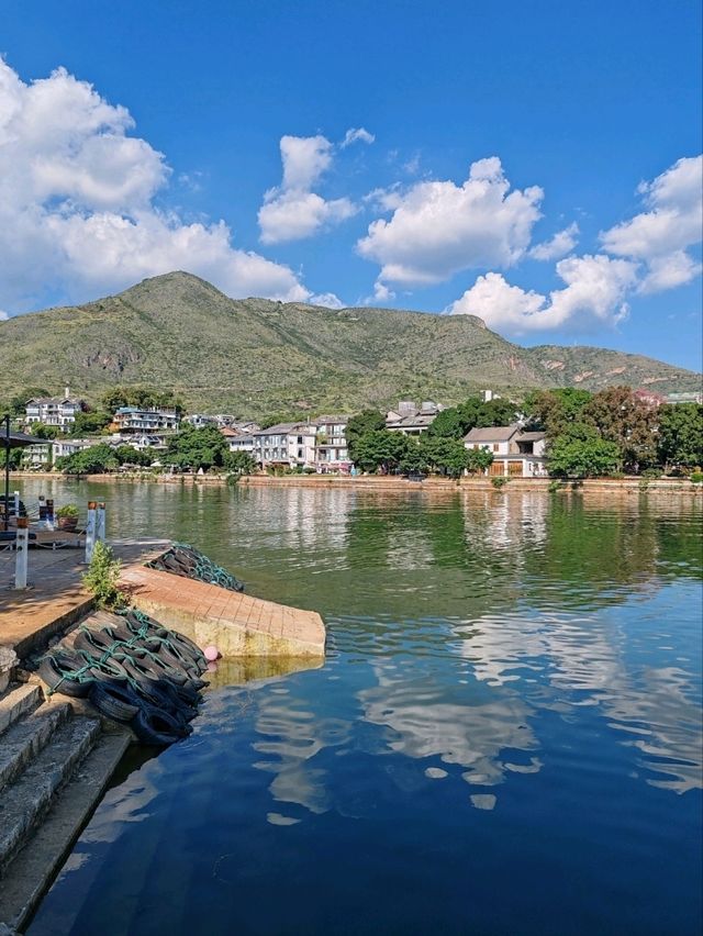 Island Stroll: Embracing the Beauty of Erhai Lake