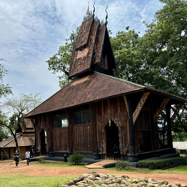 🖤 Baan Dam Museum – Chiang Rai’s Dark & Mysterious Masterpiece