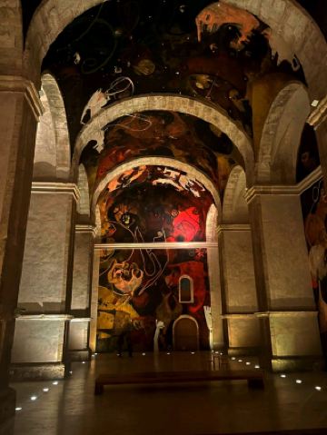 สำรวจภาพจิตรกรรมฝาผนังศิลปะนามธรรมที่งดงามที่สุดของโบสถ์ Cuenca✨