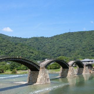 สำรวจสะพานโค้งไม้รูปคลื่น หอคอยปราสาท สะพานคินไต และปราสาทอิวาคุนิบนภูเขา
