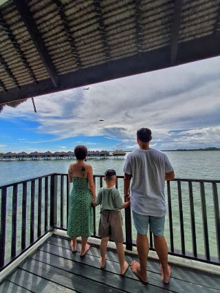 ✨**#HiddenFive-StarSeaviewResort 🌊 Avani Sepang GoldCoast 3D2N Experience! **✨

It's hard to find a truly "international" five-star hotel in Selangor, but my stay at the Avani Sepang GoldCoast Resort is truly worth recommending. ❤

💁♀️Superb service
Although we encountered a minor issue with our reservation, the hotel manager was incredibly efficient and quickly resolved it. A huge thumbs-up! 👍

🏠Room Experience: Superior Room (the most affordable option, and surprisingly good!)
✔ King-size bed + sofa bed—perfect for three people! ✔ The large terrace offers a stunning view! Enjoy the ocean during the day and the stars at night. The light changes dramatically from morning to night! 🥰
✔ Watch the sunset from the odd-numbered rooms 🌇, and the sunrise from the even-numbered rooms 🌅
✔ The air conditioning is on 24/7, so you don't have to worry about losing your room card.
✔ The room was clean and tidy (I even brought disinfectant spray 🤣)
✔ The TV is high-quality, and the channels are updated frequently.

🌴Hotel Environment and Facilities
🌺 The environment is clean and comfortable. While the water isn't crystal clear, the scenery and atmosphere are truly soothing.
🚐 After parking your car, a van will pick you up and take you to the lobby.
🏖 The buggy service is very convenient and available on demand.
🔥 The beach has a Fire Dance performance every Friday, Saturday, and Sunday at 9:30 PM. It's definitely worth seeing!
🍳 The breakfast was a bit bland, but the Ramadan dinner is highly recommended!

👨👩👧The kids loved it too.

The customer service even gave me a balloon during check-in. 🎈 How thoughtful! ❤

🍽 Looking for a change? Try nearby Sg. Pelek!

📍 Recommend Feng Cook Restaurant's signature dish, the [Coconut Wine Pork Ribs Pot] featured on the "Yummy" show—rich and flavorful, it's super delicious! 😋
The other dishes were just average, though. Also, beware of the flies! 😅

🚗 Avani is only an hour's drive from my home, making it a perfect choice for a short getaway!

Overall experience: comfortable, clean, relaxing, and perfect for unwinding! I'll definitely be back! 🤭

#AvaniSepangGoldCoastResort #AvaniSepang #AvaniHotels #WeekendGetawayRecommendations #MalaysiaFiveStarHotels #Benakajes