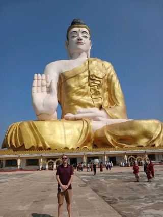 現代の巨像：チャイクトの座るゴータマ・ブッダ