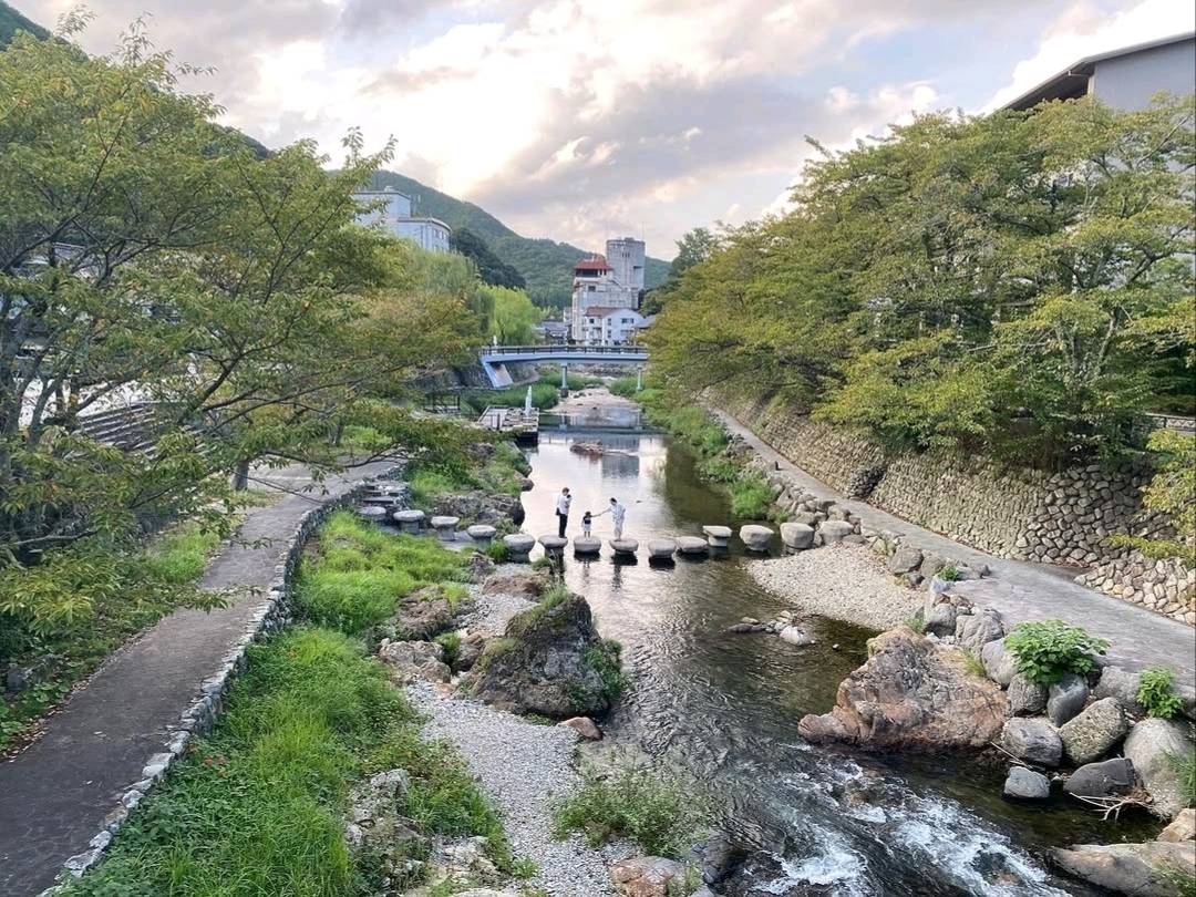 充滿濃厚歷史氣息的小型木造教室。