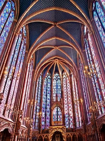 サント・シャペルの幻想的なステンドグラスで写真撮影。 | Trip.com パリ