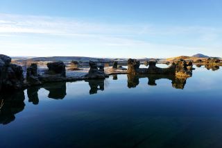 ​ 【アイスランド・ミーヴァトン湖】水中の玄武岩の巨石の絶景！Kálfastrandavogarの地理的奇跡。