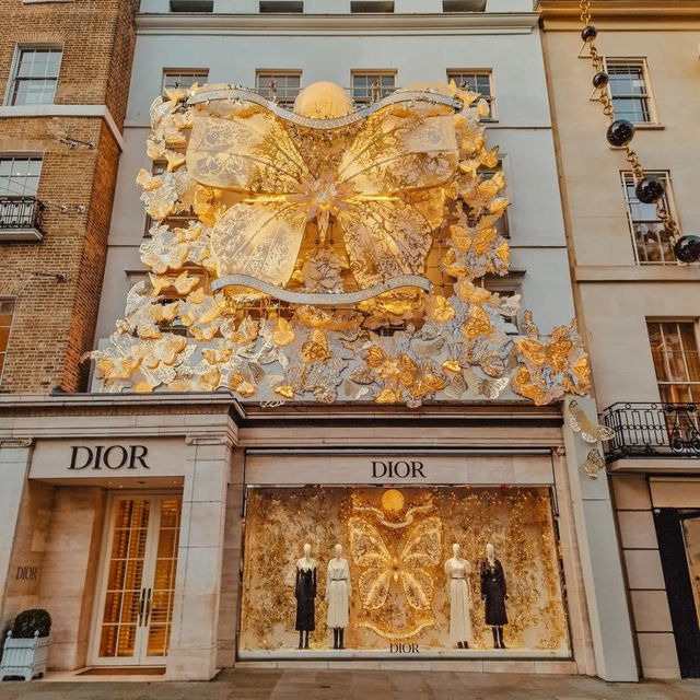 Regal Radiance: Christmas Decor at London