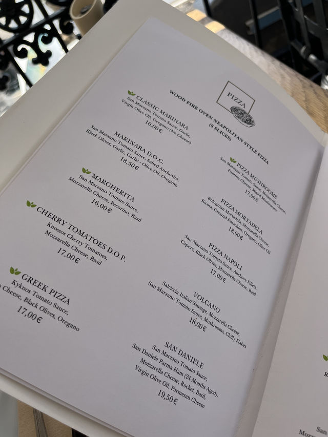 在聖托里尼吃午餐